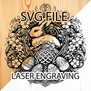 Puede incluir: Ilustración en blanco y negro de un conejo rodeado de flores y huevos de Pascua. El texto "SVG FILE" y "LASER ENGRAVING" está incluido en la imagen.