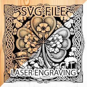 Può includere: Illustrazione in bianco e nero di un trifoglio con un bordo di nodo celtico. Un folletto con un cappello verde e la barba si trova nell'angolo in basso a sinistra. Il testo "SVG FILE" è in alto nell'immagine e "LASER ENGRAVING" in basso.