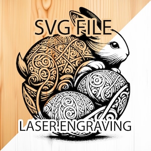 Puede incluir: Un diseño de archivo SVG en negro y dorado que presenta un conejo con patrones intrincados y tres huevos decorados. El texto "SVG FILE" y "LASER ENGRAVING" se muestran en la imagen. Adecuado para proyectos de grabado láser.