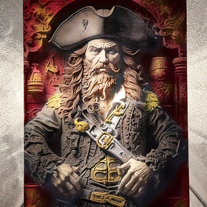 Könnte beinhalten: Eine detaillierte Illustration eines Piratenkapitäns mit langem weißem Bart, der eine schwarze und goldene bestickte Jacke, einen Dreispitz und ein Schwert trägt. Der Hintergrund ist ein rotes und goldenes verziertes Design.