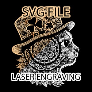 Può includere: Un'illustrazione digitale in bianco e nero di un gatto che indossa un cappello da folletto con motivi dorati e bianchi. Il testo "SVG FILE" e "LASER ENGRAVING" sono presenti nell'immagine.