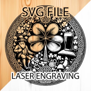 Puede incluir: Ilustración en blanco y negro de un trébol de cuatro hojas, un duende, una pinta de cerveza y champiñones. El diseño está rodeado por un borde de nudo celta. El texto "SVG FILE" y "LASER ENGRAVING" se encuentra en la parte superior e inferior de la imagen.