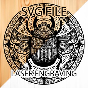 Puede incluir: Ilustración en blanco y negro de un escarabajo con detalles intrincados. El escarabajo está rodeado por un patrón circular de formas geométricas. El texto "SVG FILE LASER ENGRAVING" está en la parte inferior de la imagen.