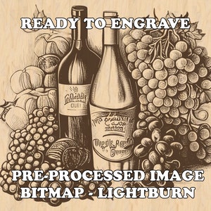 Può includere: Un disegno in bianco e nero di due bottiglie di vino con uva e altri frutti su uno sfondo di legno. Il testo "READY TO ENGRAVE" è nella parte superiore dell'immagine e il testo "PRE-PROCESSED IMAGE BITMAP - LIGHTBURN" è nella parte inferiore dell'immagine.