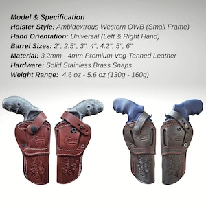 Könnte beinhalten: Zwei Leder-Pistolenholster mit Revolvern. Die Holster sind braun und dunkelbraun, mit dekorativen Nähten und einem floralen Design. Der Text im Bild gibt den Holsterstil, die Handausrichtung, die Laufgrößen, das Material, die Hardware und den Gewichtsbereich (130g - 160g) an.