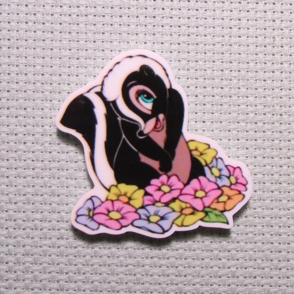 Flower the Skunk in a Field of Flowers Needle Minder, Cover Minder, Magnet