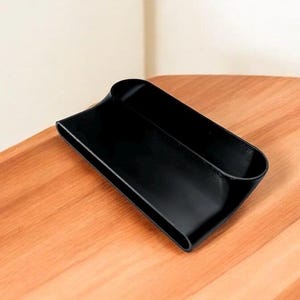 Puede incluir: Una bandeja organizadora de coche de pl&aacute;stico negro para guardar objetos peque&ntilde;os como tel&eacute;fonos, llaves y monedas.