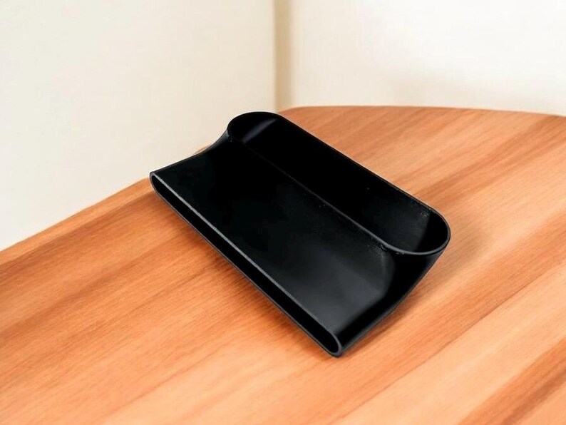 Puede incluir: Una bandeja organizadora de coche de pl&aacute;stico negro para guardar objetos peque&ntilde;os como tel&eacute;fonos, llaves y monedas.