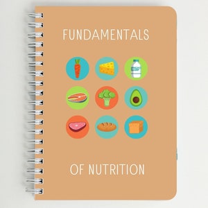 以下が含まれることがあります： 白地に「Fundamentals of Nutrition」と印刷された、ベージュのスパイラルバインダーノート。表紙には、ニンジン、チーズ、牛乳、サーモン、ブロッコリー、アボカド、ステーキ、パン、トーストなど、さまざまな食品が描かれた9つのカラフルな円が並んでいます。