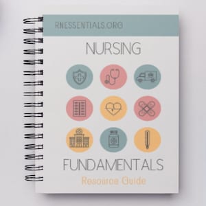 Może przedstawiać: Biały notes w spirali z jasnoniebieskim nagłówkiem, na którym widnieje napis "RNessentials.org". Tytuł "Nursing Fundamentals Resource Guide" jest w kolorze czarnym. Okładka zawiera dziewięć ikon przedstawiających różne aspekty pielęgniarstwa, takie jak stetoskop, budynek szpitala i bandaż.