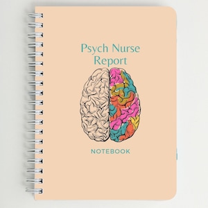 Può includere: Un quaderno a spirale color pesca con il testo "Psych Nurse Report" e un'illustrazione di cervello colorato. Il testo "NOTEBOOK" è stampato sotto il cervello.