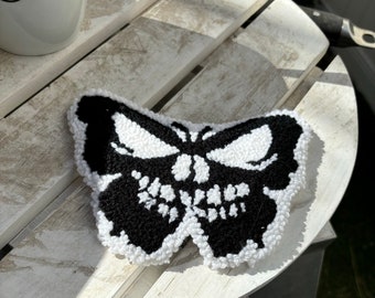 Posavasos/tapete para taza con diseño de calavera y mariposa para Halloween, hecho a mano. Regalo ideal para la temporada de Halloween.