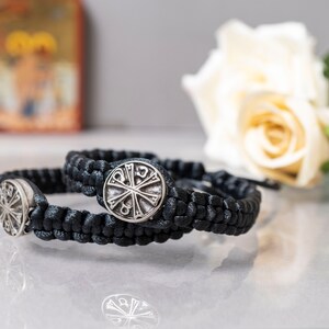 Orthodoxe armband met gegraveerde CHI - RHO erop (1 stuk) Verstelbaar voor alle polsmaten in premium kast. Erg leuk en perfect cadeau.