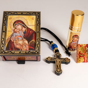 Set regalo cristiano in scatola con Theotokos, include olio per l&#39;unzione, croce e amuleto. Un regalo perfetto per tutti.