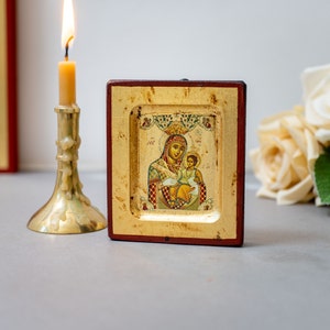Sainte Vierge Marie de Bethléem dans une petite icône en bois faite main Technique de vieillissement Art byzantin dans une feuille d&#39;or Avec des détails étonnants.