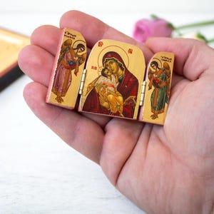 Pequeño tríptico ortodoxo de madera: Virgen María con arcángeles, icono cristiano griego, decoración religiosa para el hogar, regalo espiritual.