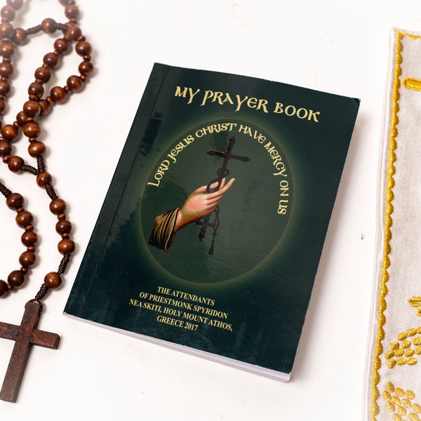 Das orthodoxe Gebetbuch in Taschenform, das von Vätern Athos_ mit einem Stift mit Gebet darauf bearbeitet wurde.