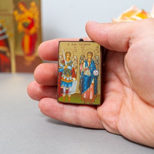 Pequeños íconos ortodoxos de madera con los arcángeles Miguel y Gabriel, arte griego bizantino, idea increíble para colgar en la pared como regalo ortodoxo.