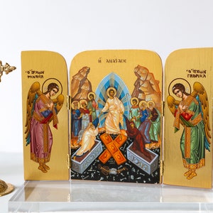 Tríptico cristiano bizantino de madera tallada que representa la resurrección de Jesucristo y los arcángeles Miguel y Gabriel en las puertas.