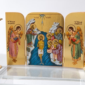 Tríptico cristiano bizantino tallado en madera que representa el bautismo de Jesucristo y los arcángeles Miguel y Gabriel en las puertas.