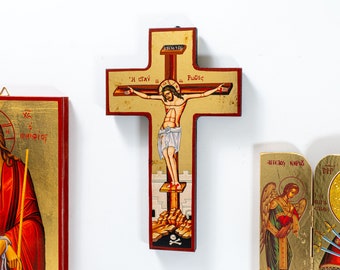 Kreuzigung von Christus, die Wand hölzernes Plaketten-Kreuz mit byzantinischer Kunstwandbehang der Alterungstechnik hängt.