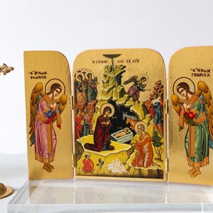 Tríptico cristiano bizantino tallado en madera que representa el nacimiento de Jesucristo y los arcángeles Miguel y Gabriel en las puertas.