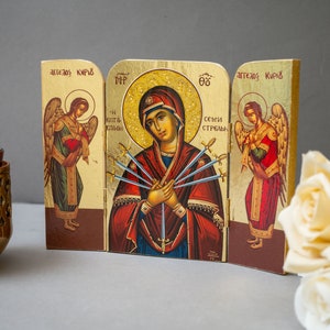 Trittico bizantino ortodosso in legno intagliato con la Madonna delle Sette Spade e la presenza angelica sulle porte.