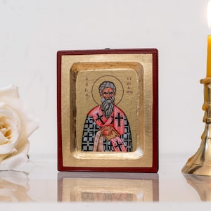 Saints Cyprian "Cyprianus - Κυπριανος" in klein houten icoon met verouderingstechniek in bladgoud. Byzantijnse kunst met verbazingwekkende details.