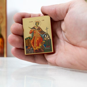Icône chrétienne de poche en bois avec Sainte Catherine, art grec byzantin suspendu en feuille d'or avec des détails étonnants.