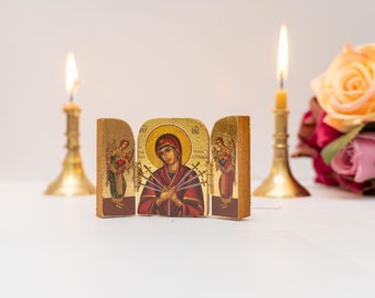 Miniaturowa, rzeźbiona w drewnie ikona w formie tryptyku z Matką Boską o Siedmiu Mieczach i obecnością aniołów na drzwiach, dekoracja domu.