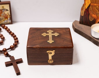 Boîte chrétienne faite main en bois avec croix en laiton - Une boîte décorative parfaite pour des souvenirs inspirés de la foi