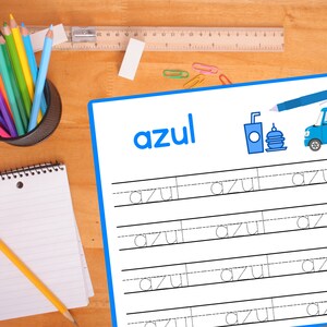 Pode incluir: Uma folha de trabalho azul e branca com a palavra "azul" no topo. A folha de trabalho tem linhas pontilhadas para tra&ccedil;ar a palavra "azul" v&aacute;rias vezes. H&aacute; uma van azul com passageiros, um copo azul com um canudo e um hamb&uacute;rguer na folha de trabalho.