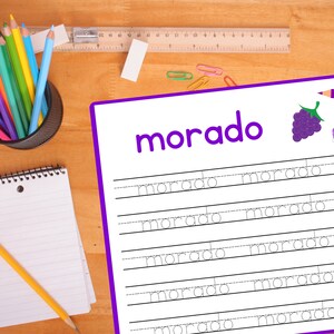 Pode incluir: Um carro roxo e um cacho de uvas roxas s&atilde;o mostrados em uma folha de trabalho branca com a palavra "morado" escrita em roxo. A folha de trabalho tem v&aacute;rias linhas com a palavra "morado" escrita em cinza claro, para praticar o tra&ccedil;ado.