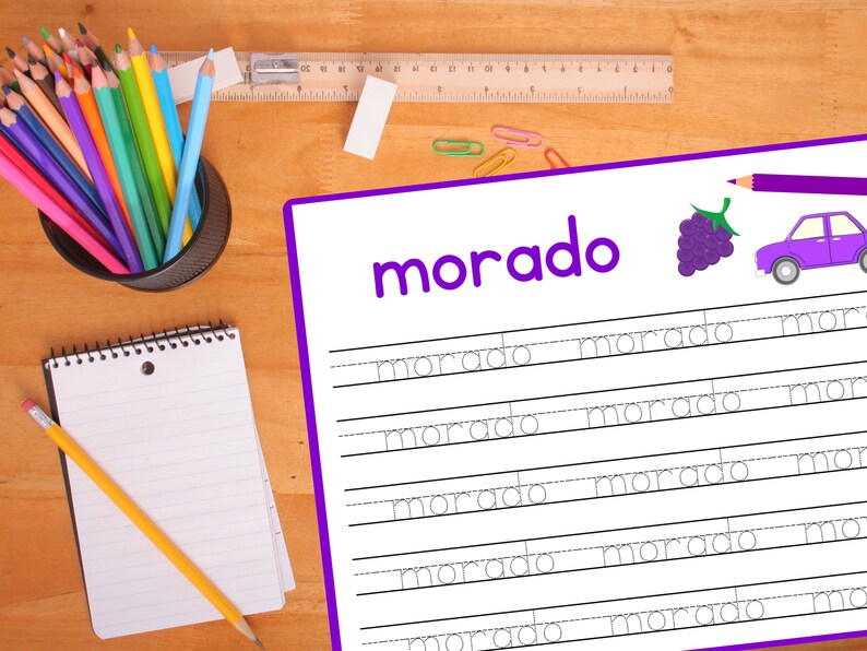 Pode incluir: Um carro roxo e um cacho de uvas roxas s&atilde;o mostrados em uma folha de trabalho branca com a palavra "morado" escrita em roxo. A folha de trabalho tem v&aacute;rias linhas com a palavra "morado" escrita em cinza claro, para praticar o tra&ccedil;ado.
