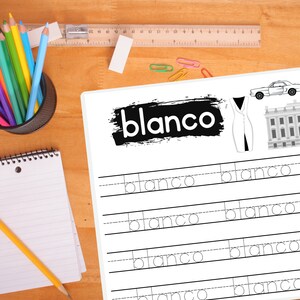 Pode incluir: Uma folha de trabalho em preto e branco com a palavra espanhola "blanco" escrita em letras grandes no topo. A palavra "blanco" &eacute; repetida v&aacute;rias vezes em letras menores nas linhas abaixo. H&aacute; tamb&eacute;m ilustra&ccedil;&otilde;es de um carro, um vestido e a Casa Branca.
