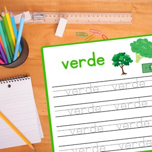 Pode incluir: Uma folha de trabalho verde com a palavra espanhola "verde" escrita em letras grandes. A folha de trabalho tem v&aacute;rias linhas com a palavra "verde" escrita em linhas pontilhadas para praticar o tra&ccedil;ado. Tamb&eacute;m h&aacute; v&aacute;rias imagens verdes, incluindo uma &aacute;rvore, um br&oacute;coli e uma nota de d&oacute;lar.