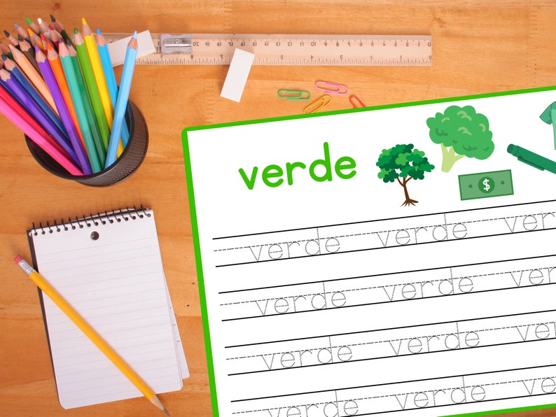 Pode incluir: Uma folha de trabalho verde com a palavra espanhola "verde" escrita em letras grandes. A folha de trabalho tem v&aacute;rias linhas com a palavra "verde" escrita em linhas pontilhadas para praticar o tra&ccedil;ado. Tamb&eacute;m h&aacute; v&aacute;rias imagens verdes, incluindo uma &aacute;rvore, um br&oacute;coli e uma nota de d&oacute;lar.