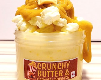 Może przedstawiać: Słoik żółtego slajmu z etykietą z napisem "Crunchy Butter & Caramel Popcorn". Slime jest zwieńczony karamelowymi wirami, białym popcornem i małym cukierkiem z napisem "Sweet".