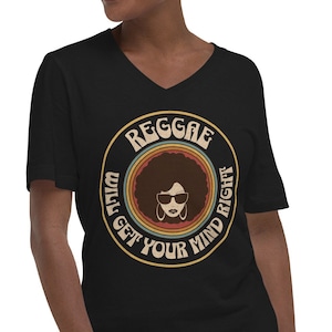 Reggae zal je geest de juiste V-hals T-shirt geven, geestverruimend Reggie Quote T-shirt voor positieve vibes