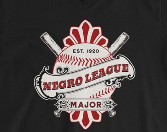 Könnte beinhalten: Schwarzes V-Ausschnitt-T-Shirt mit einem Vintage-Baseball-Logo. Das Logo zeigt einen roten Stern, zwei gekreuzte Schläger, einen Baseball mit dem Text "Negro League" und "Est. 1920" und die Worte "Major" unter dem Baseball.