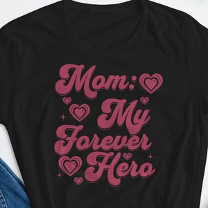 Celebremos a mamá: elegante camiseta para mujer 'Forever Hero'; camiseta de manga corta para mujer