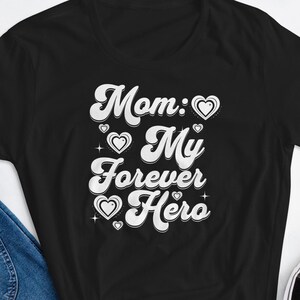 Fêtez votre maman : t-shirt élégant avec la phrase « Forever Hero » - Coupe Femme ; T-shirt femme à manches courtes