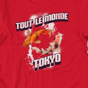 Tokyo Elegance: T-Shirt Verschmelzung Urban Vibes mit Koi Gelassenheit, Tokyo Skyline trifft Koi Fische auf einzigartigem T-Shirt