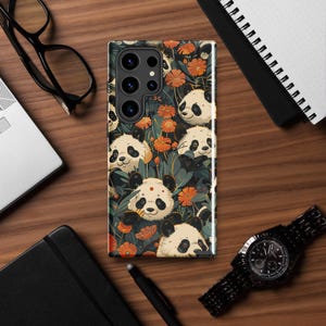 Bonita funda rígida para Samsung inspirada en Hayao Miyazaki con pandas divertidos y detalles florales.
