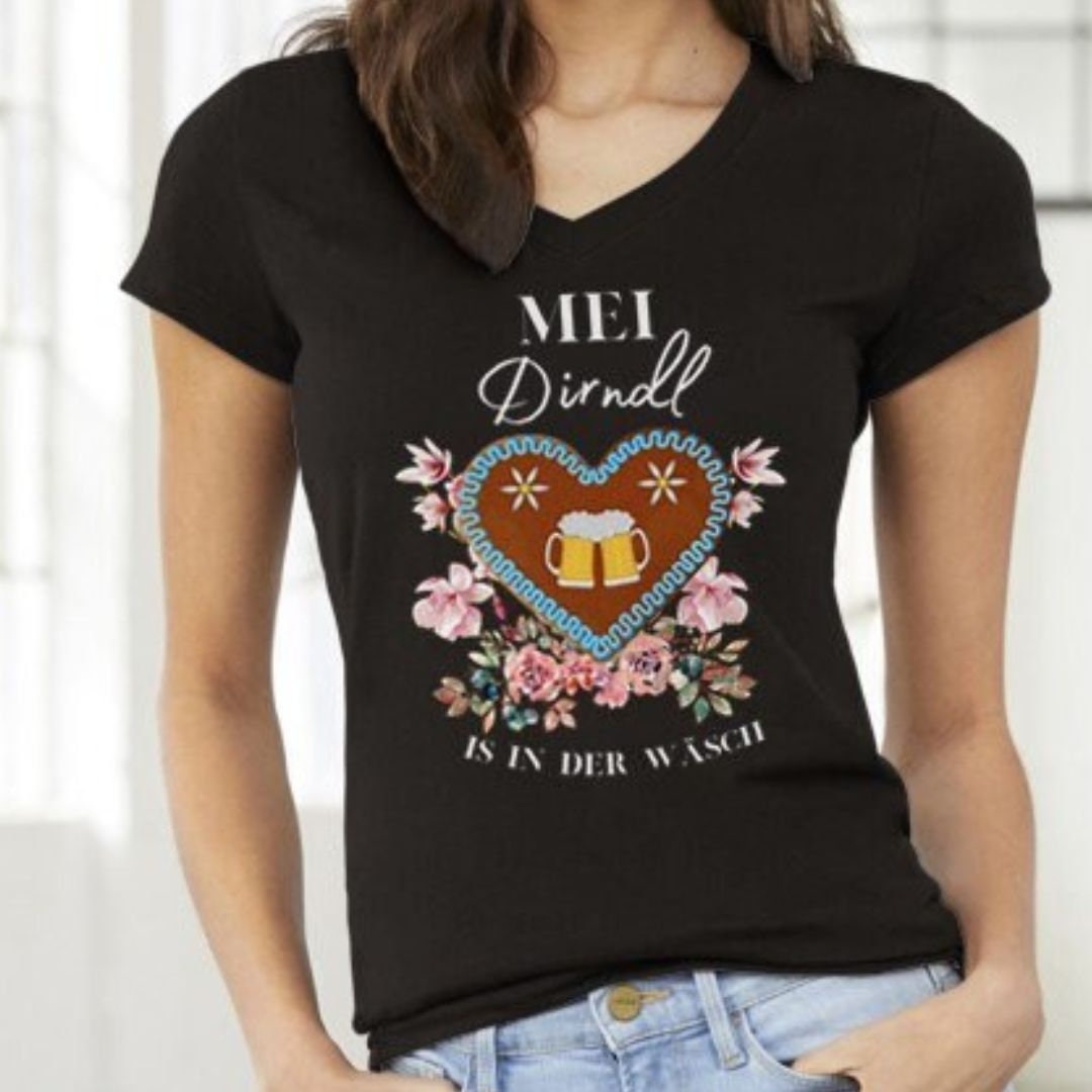 Mei Dirndl is in Da Wäsch Oktoberfest, Party Shirt, Women's T-shirt
