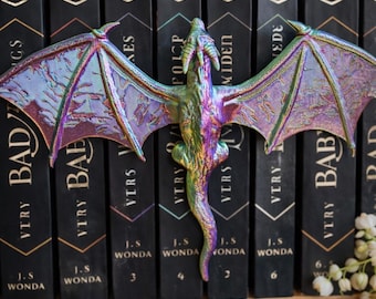 Figura de dragón para estantería – Dragon Spine Hugger, decoración para el lomo de libros de fantasía, idea de regalo para lectores, accesorio para el rincón de lectura, decoración de dragón