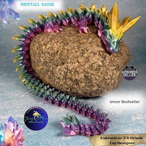 Puede incluir: Una figura de dragón impresa en 3D con una textura similar a la de un cristal. El dragón está enroscado en una roca y tiene un esquema de color arcoíris iridiscente. El texto "Unser Bestseller" y "Exklusiver 3D Druck Top Designer" es visible en la imagen.