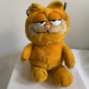 Vintage 1981 Dakin Garfield plush, Fat Cat stuffed animal, Garfield the cat collectible, 10 inches, 7 inches sitting