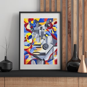 Op de afbeelding: Abstracte kunstafdruk in een zwarte lijst. Het kunstwerk toont een geometrisch ontwerp met vormen in grijs, geel, blauw en rood. Het schilderij heeft een moderne stijl en wordt tentoongesteld op een zwart rek met decoratieve vazen.