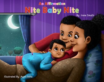 Può includere: Una famiglia di tre persone, una madre, un padre e un bambino, sono sdraiati a letto insieme. Il bambino indossa un pigiama blu con stelle e lune. I genitori guardano il bambino con amore. La stanza è buia e la luna splende dalla finestra. Il titolo del libro è "Nite Baby Nite" e l'autrice è Irene Smalls.